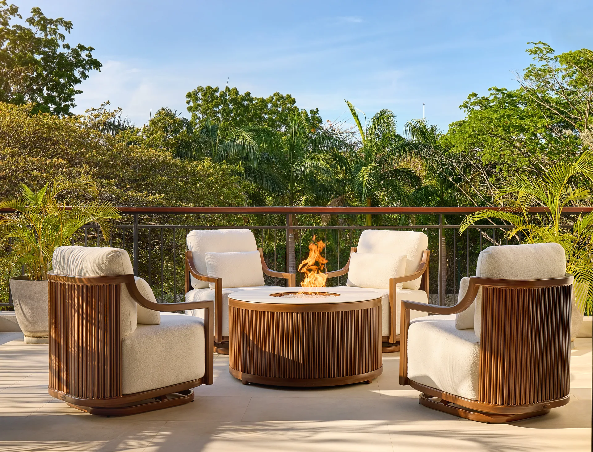 Lounge de exterior de la colección Samara al atardecer
